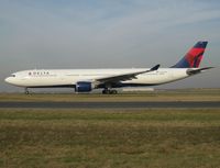 N817NW @ LFPG - One of numerous fleet members inherited from Northwest. DL retained the dual class C34Y264 configuration already then in use by NW.