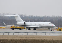 C-GPPI @ LOWW - Skyservice Aviation Bombadier Globalexpress - by Andreas Ranner