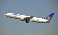 N670UA @ KLAX - Departing LAX on 25R - by Todd Royer