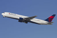 N121DE @ LAX - Delta Air Lines N121DE (FLT DAL1554) climbing out from RWY 25R en route to Hartsfield-Jackson Atlanta Int'l (KATL).