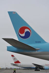 HL8251 @ LOWW - Korean Air Boeing 777-200 - by Dietmar Schreiber - VAP