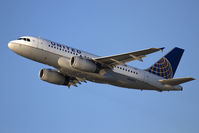 N850UA @ LAX - United Airlines N850UA (FLT UAL750) climbing out from RWY 25R en route to Denver Int'l (KDEN).