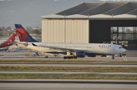N852NW @ KLAX - Taxiing to gate - by Todd Royer