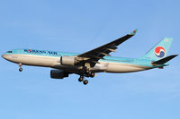 HL8212 @ VIE - Korean Air