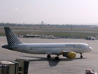 EC-JYX @ VLC - Vueling A320 departure