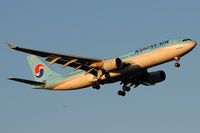 HL8211 @ VIE - Korean Air - by Chris Jilli