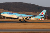HL8228 @ VIE - Korean Air - by Chris Jilli