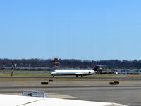 N915DN @ KDCA - Landing, check the thrust rreversers - by Ronald Barker