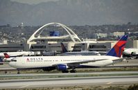 N124DE @ KLAX - Taxiing to gate at LAX - by Todd Royer