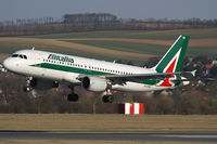 EI-DSU @ VIE - Alitalia