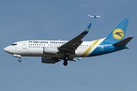 UR-GAU @ LOWW - Ukraine International 737-500 - by Andy Graf-VAP