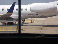 N12195 @ IAH - erj-145xr