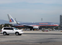 N881NN @ KSNA - Brand new 737 vs Toyota Highlander!
