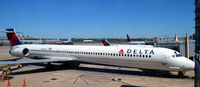 N904DA @ KDCA - DCA, VA - by Ronald Barker