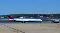 N904DA @ KDCA - DCA, VA - by Ronald Barker