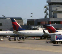 N376DA @ KATL - ATL, GA - by Ronald Barker
