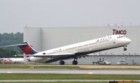 N910DE @ KGSO - MD-88