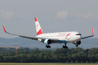 OE-LAE @ LOWW - Shortly before touching down on Rwy 34
