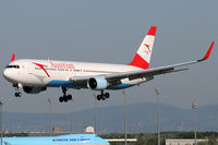 OE-LAT @ VIE - Austrian Airlines - by Chris Jilli