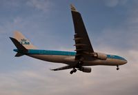 PH-AOL @ CYYZ - Short final rwy 23
