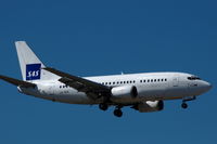 LN-BUD @ ESSA - SAS Boeing 737-500 in a non-standard colourscheme about to land at Stockholm Arlanda airport. - by Henk van Capelle