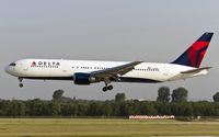 N152DL @ EDDL - moments prior touchdown - by Friedrich Becker