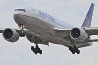 N226UA @ KORD - United Airlines Boeing 777-222, UAL850 arriving from Beijing Capital Int'l /ZBAA, RWY 28 approach KORD. - by Mark Kalfas