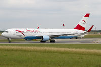 OE-LAY @ LOWW - Lining up Rwy 29 - by Bernd Karlik - VAP