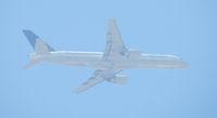 N372UA @ LAX - Up in the marine layer on a 14 to 15 mile final for runway 25 - by Helicopterfriend