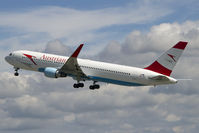 OE-LAE @ LOWW - Climbing out of Rwy 29