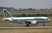 EI-IMC @ LOWW - Alitalia Airbus A319