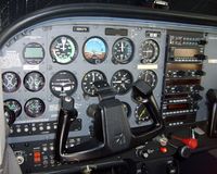 N26379 @ FXE - The cockpit of a Cessna 172R