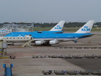 PH-BFB @ EHAM - AMS - by Ferenc Kolos