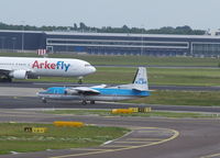 PH-KVH @ EHAM - AMS - by Ferenc Kolos