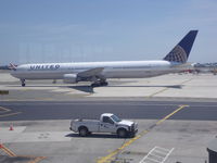 N76064 @ EWR - 767-400ER - by christian maurer