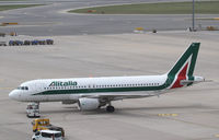 EI-DTN @ LOWW - Alitalia Airbus A320 - by Thomas Ranner