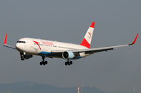 OE-LAZ @ VIE - Austrian Airlines - by Chris Jilli