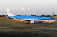 PH-EZM @ VIE - KLM cityhopper - by Chris Jilli