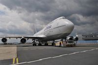 D-ABVZ @ EDDF - For 8 Euros I´ve got such a invaluable view and much more of them. Let me recomment the 45 minutes airport tour to you! - by Holger Zengler