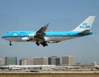 PH-BFI @ KLAX - Flaring 25R