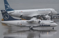 YR-ATD @ LOWW - Tarom ATR 42 - by Thomas Ranner