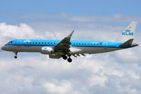 PH-EZU @ LSGG - Landing in 05 - by micka2b