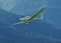 OE-9430 @ LOWZ - This Diamond aircraft is a busy one. The whole afternoon he is flying circuits to launch gliders. Now he is on the fast approach of runway 08 at Zell am See to hurry up for the next bouncy launching. - by Jorrit de Bruin