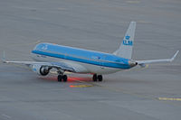 PH-EZA @ LOWW - taxiing to runway 29 - by Markus Grafeneder