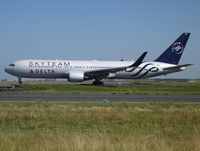 N175DZ @ LFPG - C/N 749, taxying to runway 09R through Bravo-Loop. - by Alain Durand