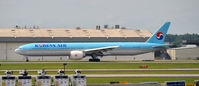 HL7784 @ KATL - Taxi ATL - by Ronald Barker