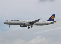 D-AISF @ EDDF - Lufthansa´s Lippstadt is coming down to rwy 25L.... - by Holger Zengler