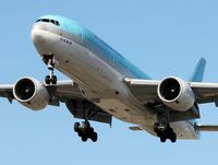 HL7574 @ KLAX - Closeup landing 24R