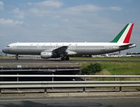 EI-IXI @ LFPG - aka Piazza San Marco/Venezia, and originally delivered as I-BIXI, Xray-India is tasked to fly the livery introduced in 1960 by the DC.8-33s and the Caravelles.