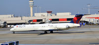 N915DE @ KATL - Taxi ATL - by Ronald Barker
